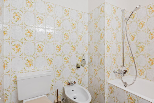 Badezimmer mit WC und Badewanne
