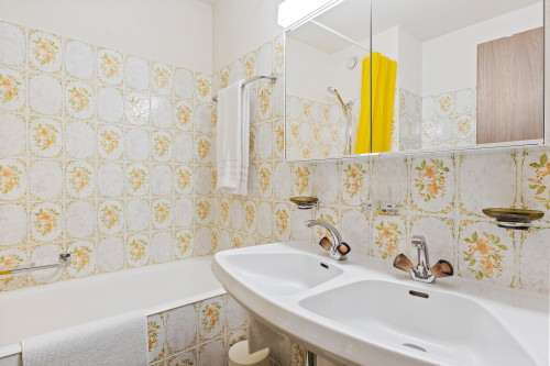 Badezimmer mit WC und Badewanne