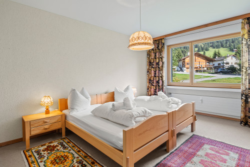 Schlafzimmer mit Doppelbett