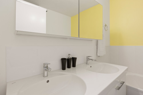 Badezimmer mit WC, Dusche und Badewanne
