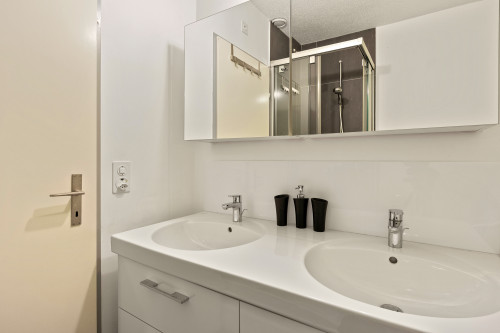Badezimmer mit WC, Dusche und Badewanne