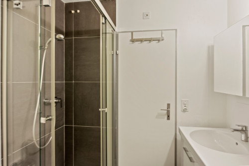 Badezimmer mit WC, Dusche und Badewanne