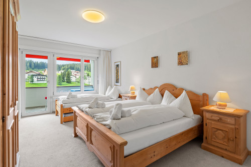 Schlafzimmer 1 mit Doppelbett und Einzelbett