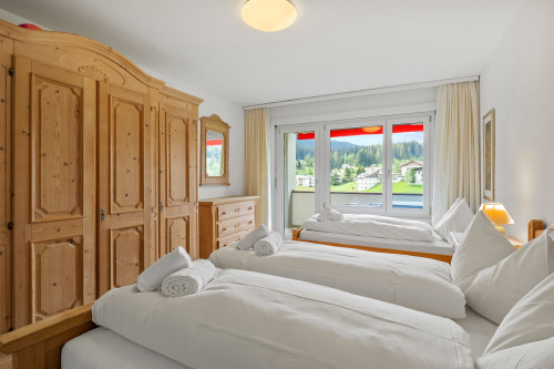 Schlafzimmer 1 mit Doppelbett und Einzelbett