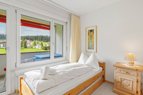 Schlafzimmer 1 mit Doppelbett und Einzelbett
