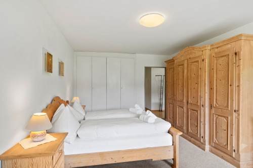 Schlafzimmer 1 mit Doppelbett und Einzelbett