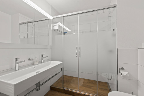 Badezimmer mit WC und Dusche