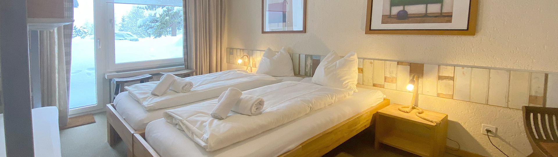 Schlafzimmer 1 mit Doppelbett und Stockbett