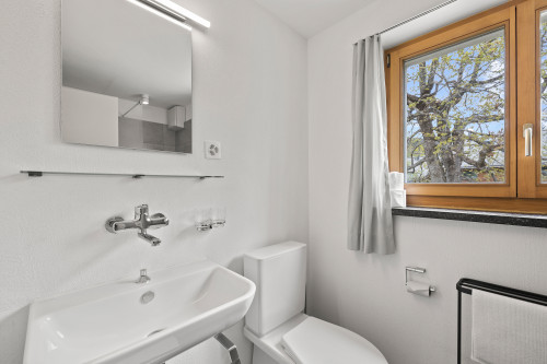 Badezimmer mit WC und Dusche