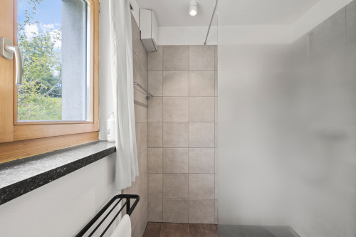 Badezimmer mit WC und Dusche
