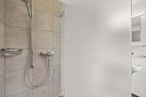 Badezimmer mit WC und Dusche