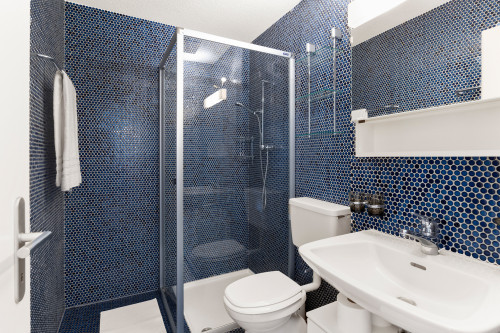 Badezimmer mit WC und Dusche