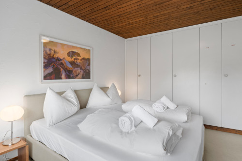 Schlafzimmer mit Doppelbett