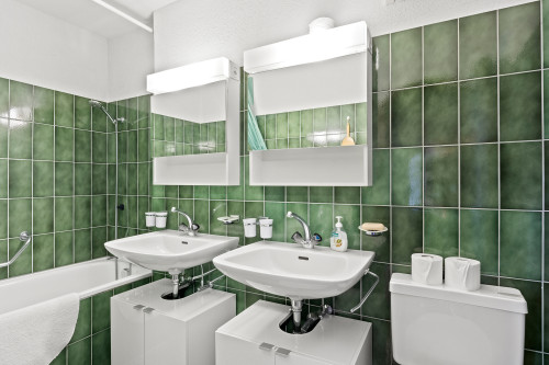 Badezimmer mit WC und Badewanne