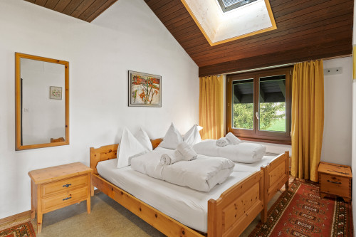 Schlafzimmer mit Doppelbett