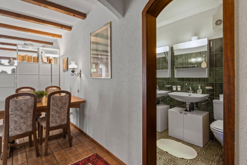 Eingangsbereich mit Blick ins Badezimmer und Essbereich