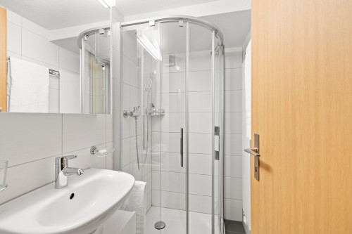 Badezimmer mit Dusche