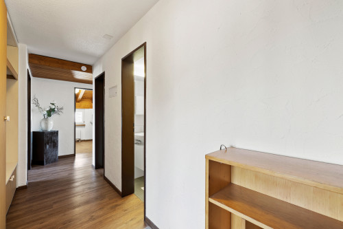 Wohnungsausschnitt mit Blick zum Badezimmer und Küche