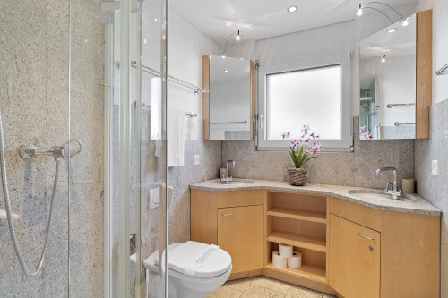Badezimmer mit WC und Dusche