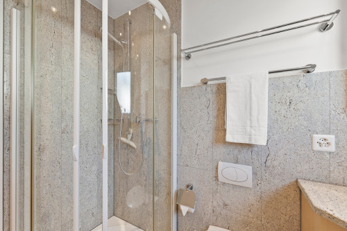 Badezimmer mit WC und Dusche