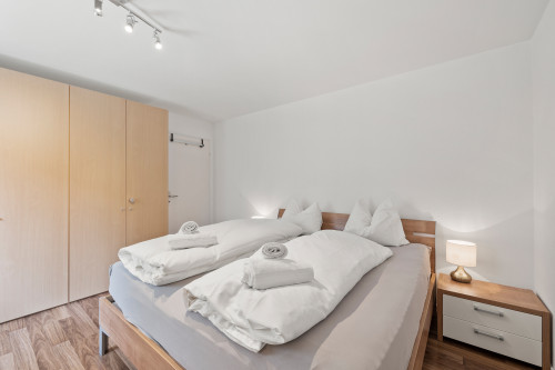 Schlafzimmer mit Doppelbett