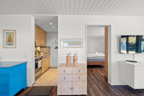 Wohnungsausschnitt mit Blick in die Küche und Schalfzimmer
