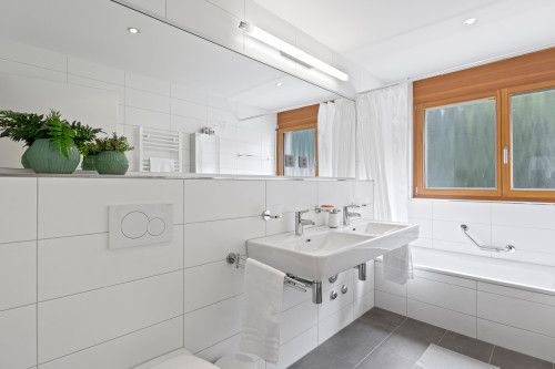 Badezimmer mit WC und Badewanne