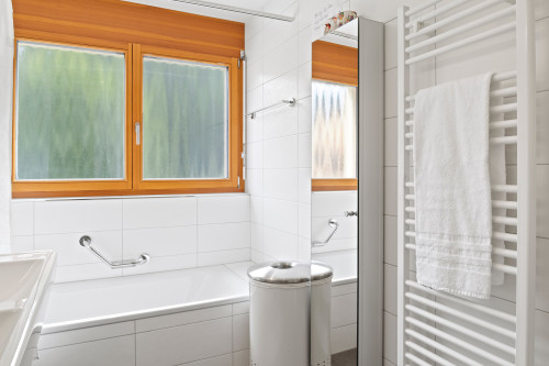 Badezimmer mit WC und Badewanne