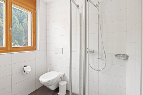 Badezimmer mit WC und Dusche