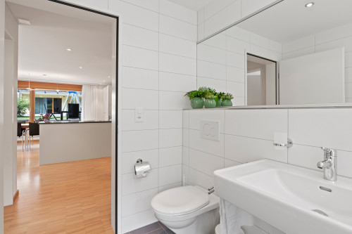 Badezimmer mit WC und Badewanne